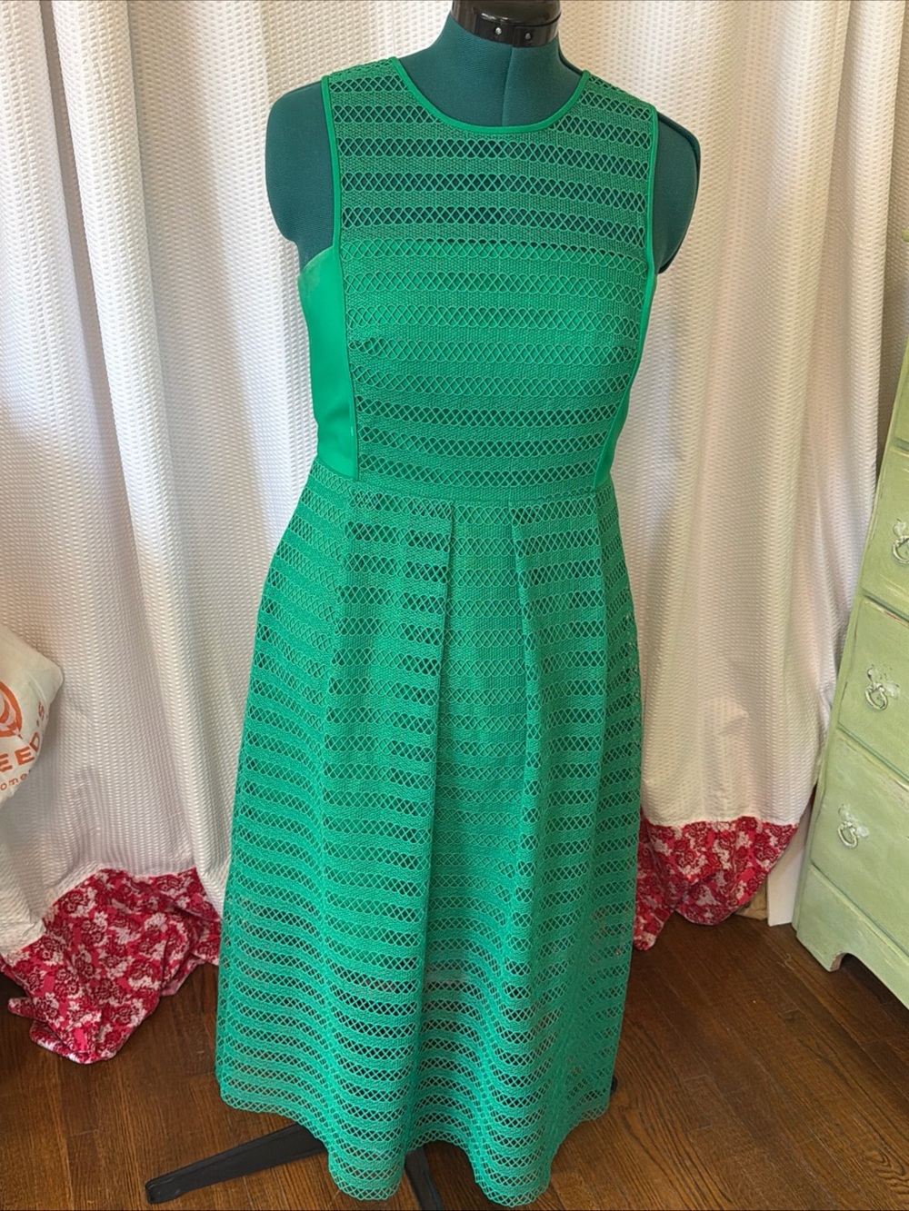 Sleeveless Green Lace Midi Dress - Elegant Fit & Flare